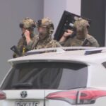 Policiais fortemente armados e com uniformes camuflados compareceram ao local.
