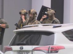 Mulher ameaçada com arma em estacionamento de Sydney Policiais fortemente armados e com uniformes camuflados compareceram ao local.