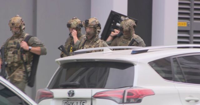 Policiais fortemente armados e com uniformes camuflados compareceram ao local.