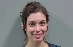 Mulher da Flórida, 31 anos, acusada de fazer xixi e danificar mais de US$ 3.000 em propriedades em vários Airbnbs Nicolette KeoughCrédito: Gabinete do Xerife do Condado de Escambia