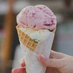 Mulher da Flórida recebe US$ 14 milhões depois de comer sorvete contaminado com ‘cacos e pregos de metal’