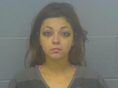 Mulher do Missouri é presa na cozinha da família comendo cereais e cachorrinho Katelyn Harmon