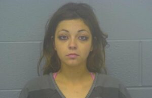 Mulher do Missouri é presa na cozinha da família comendo cereais e cachorrinho Katelyn Harmon