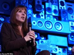 Mulher que enviou ameaças de morte a Angela Rayner no dia em que ela renunciou ao Gabinete é poupada da prisão Uma mulher que enviou ameaças de morte a Angela Rayner no dia em que ela renunciou ao Gabinete foi poupada da prisão