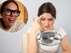 Mulher revida ao afirmar que as pessoas ‘ficam feias’ nesta idade: ‘Ninguém me preparou’ Uma mulher se olha no espelho, chateada com as rugas na testa.