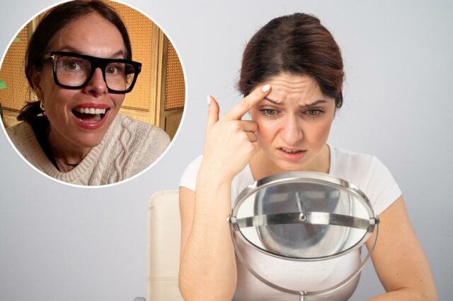 Mulher revida ao afirmar que as pessoas ‘ficam feias’ nesta Uma mulher se olha no espelho, chateada com as rugas na testa.