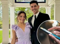 Mulher solteira inesperadamente encontrou o amor enquanto jogava um popular jogo de palavras online Close das mãos de uma pessoa segurando um smartphone, com um dedo tocando a tela azul.