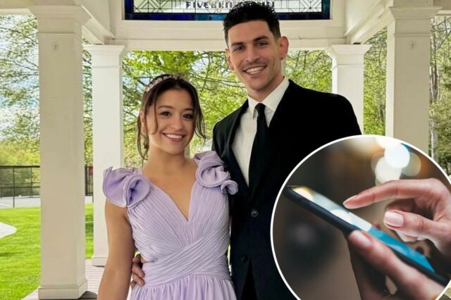 Close das mãos de uma pessoa segurando um smartphone, com um dedo tocando a tela azul.