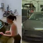 Uma pessoa tentando abrir a porta de um carro Tesla, com a lateral do rosto desfocada, em uma garagem.