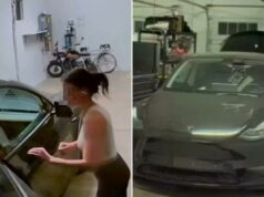 Mulher vandaliza Tesla do ex-namorado em ato ‘mesquinho’ após separação violenta Uma pessoa tentando abrir a porta de um carro Tesla, com a lateral do rosto desfocada, em uma garagem.