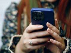 Mulher verifica o Facebook – destruída por uma mensagem de um ano que ela nunca viu Mulher ao telefone