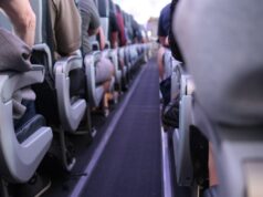 Mulher voa em companhia aérea chinesa – não consigo acreditar no que ela acorda Banco de imagens de assentos de avião