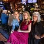 A bartender Julie Black, à esquerda, trabalhava no 8...