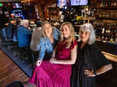 Mulheres assumem bar histórico do condado de Sonoma e querem trazer Cotati Crawl de volta A bartender Julie Black, à esquerda, trabalhava no 8...
