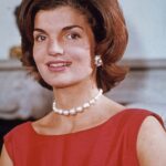 Ao longo de seu tempo como primeira-dama, Jackie permaneceu um enigma, uma mulher que o mundo nunca conheceu, mas que permaneceria encantada por