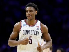 NCAA anuncia desempenho histórico no torneio Taris Reed Jr. na vitória da UConn Taris Reed Jr. against Furman Paladins