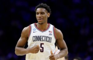 NCAA anuncia desempenho histórico no torneio Taris Reed Jr. na vitória da UConn Taris Reed Jr. against Furman Paladins