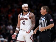 NCAA emite declaração após mau funcionamento ‘infeliz’ atrasar Elite Eight Illinois player Kylan Boswell at game against Iowa in NCAA Tournament