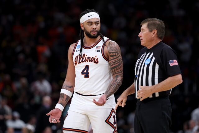 NCAA emite declaração após mau funcionamento 'infeliz' atrasar Elite Eight Illinois player Kylan Boswell at game against Iowa in NCAA Tournament