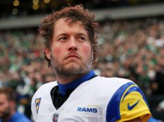 NFL revela decisão inesperada de Matthew Stafford após temporada de MVP Matthew Stafford #9 of the Los Angeles Rams stands for the national anthem prior to the NFC Divisional playoff game against the Philadelphia Eagles at Lincoln Financial Field on January 19, 2025 in Philadelphia, Pennsylvania.
