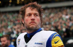 NFL revela decisão inesperada de Matthew Stafford após temporada de MVP Matthew Stafford #9 of the Los Angeles Rams stands for the national anthem prior to the NFC Divisional playoff game against the Philadelphia Eagles at Lincoln Financial Field on January 19, 2025 in Philadelphia, Pennsylvania.