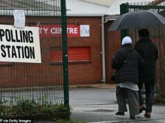 NIGEL FARAGE: Como a democracia britânica está apodrecendo por dentro Já há algum tempo que acredito que há algo fundamentalmente errado na forma como as eleições britânicas são conduzidas, diz Farage