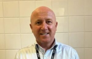 Na foto: Vítima ‘agredida por Joey Barton em um clube de golfe que pode perder a visão de um olho’ enquanto o ex-jogador de futebol é detido sob custódia por um mês Kevin Lynch, 51, está atualmente em estado grave, mas estável, no hospital após ser ferido no suposto ataque ao Huyton and Prescot Golf Club