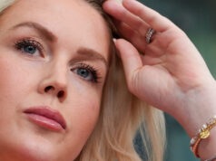 Nada desagrada mais a equipe Trump do que as falhas das mulheres A secretária de imprensa da Casa Branca, Karoline Leavitt, caminha para falar com repórteres na Casa Branca, segunda-feira, 23 de junho de 2025, em Washington. (Foto AP/Evan Vucci)