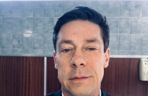 Namorado de homem ‘chantageado’ pela gangue Grindr antes de tirar a própria vida diz ao site de namoro para melhorar as salvaguardas – já que o aplicativo está ligado a uma onda de roubos e outras mortes Scott Gough, 56, suicidou-se em 29 de março de 2024, após supostamente ter sido alvo de chantagistas no aplicativo de relacionamento gay Grindr