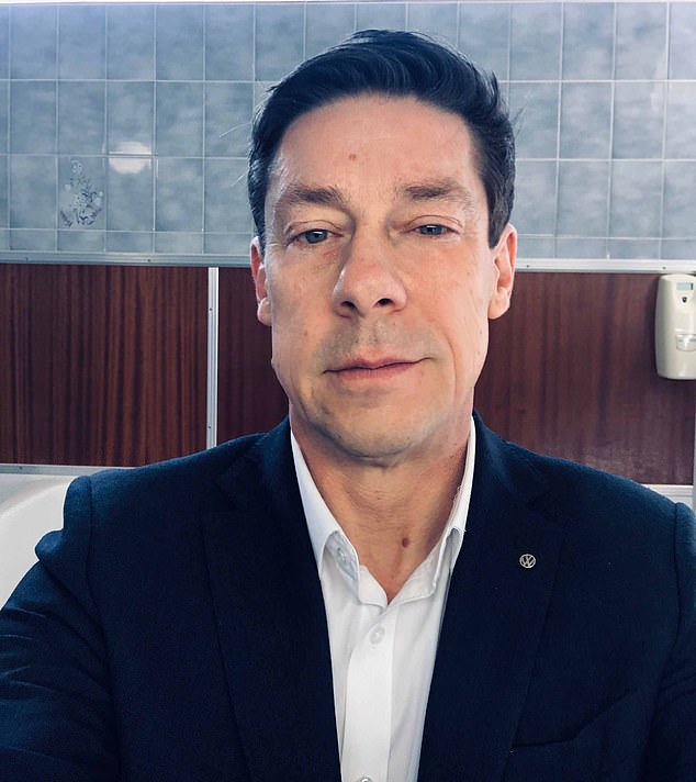 Namorado de homem ‘chantageado’ pela gangue Grindr antes de tirar Scott Gough, 56, suicidou-se em 29 de março de 2024, após supostamente ter sido alvo de chantagistas no aplicativo de relacionamento gay Grindr