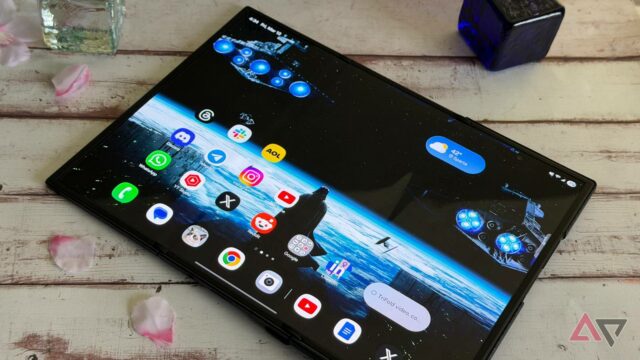 Uma exibição dos telefones Samsung Galaxy S25 Edge