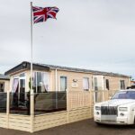 Muitas das casas móveis atuais (foto) estão em uma categoria diferente, com decoração palaciana, incluindo banheiras independentes douradas e designs de até 60 pés de largura - mais que o dobro do tamanho de uma casa média no Reino Unido.