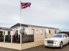 Não admira que Andrew Mountbatten-Windsor adore a sua caravana de segunda mão! Como uma casa móvel pode ser surpreendentemente palaciana Muitas das casas móveis atuais (foto) estão em uma categoria diferente, com decoração palaciana, incluindo banheiras independentes douradas e designs de até 60 pés de largura - mais que o dobro do tamanho de uma casa média no Reino Unido.