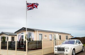 Não admira que Andrew Mountbatten-Windsor adore a sua caravana de segunda mão! Como uma casa móvel pode ser surpreendentemente palaciana Muitas das casas móveis atuais (foto) estão em uma categoria diferente, com decoração palaciana, incluindo banheiras independentes douradas e designs de até 60 pés de largura - mais que o dobro do tamanho de uma casa média no Reino Unido.