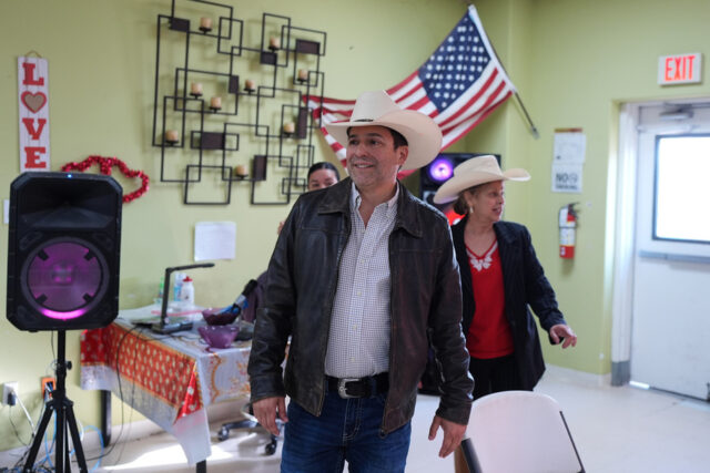 Brandon Herrera, candidato republicano ao Congresso pelo 23º distrito do Texas, fala durante um evento, quinta-feira, 26 de fevereiro de 2026, em Somerset, Texas. (AP Photo/Brenda Bazán)