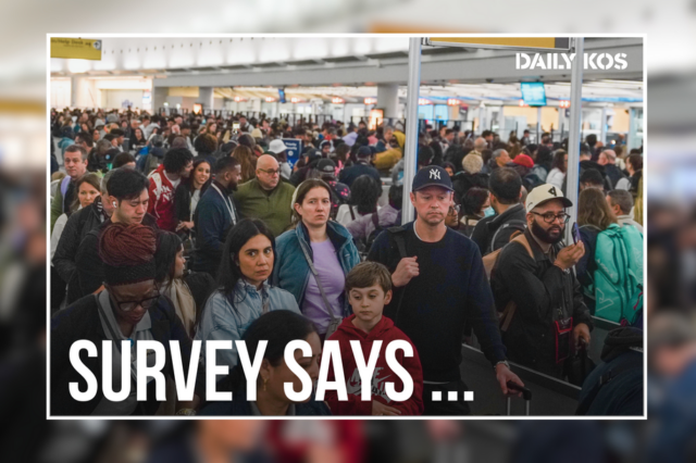Não pise nos meus planos de viagem Viajantes fazem fila em um posto de controle da TSA no Aeroporto Intercontinental George Bush em Houston, quinta-feira, 26 de março de 2026. (AP Photo/Lekan Oyekanmi)