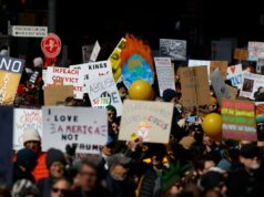 ‘Não, reis!’ Dezenas de milhares de manifestantes manifestam-se em Manhattan contra Trump 'Não, reis!' Dezenas de milhares de manifestantes manifestam-se em Manhattan contra Trump
