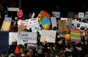 ‘Não, reis!’ Dezenas de milhares de manifestantes manifestam-se em Manhattan contra Trump 'Não, reis!' Dezenas de milhares de manifestantes manifestam-se em Manhattan contra Trump