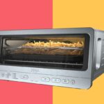 Forno Ninja Foodi com batatas fritas em uma cesta de fritar.