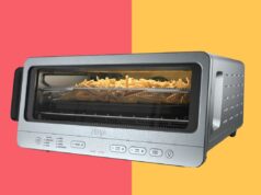 Não sou uma garota que gosta de fritadeiras, mas esse Ninja me fez mudar de ideia – hoje está com 40% de desconto Forno Ninja Foodi com batatas fritas em uma cesta de fritar.