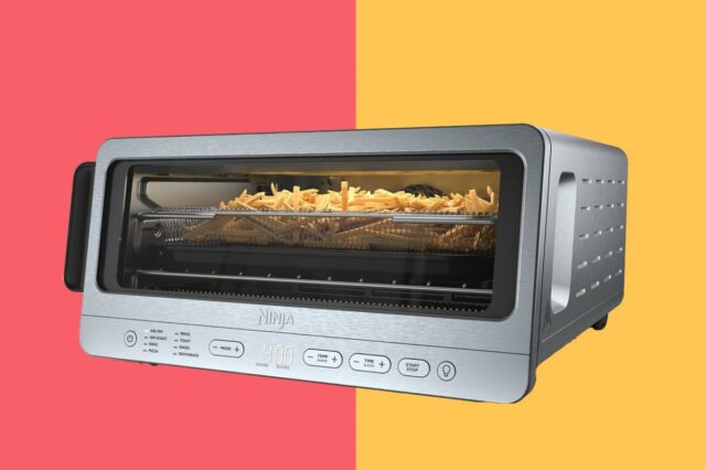 Não sou uma garota que gosta de fritadeiras, mas esse Forno Ninja Foodi com batatas fritas em uma cesta de fritar.