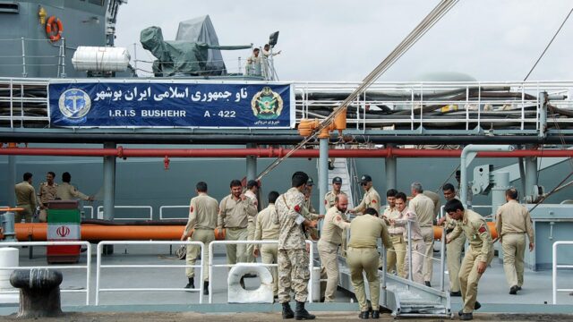 Navio iraniano sofre falha de motor e descarrega tripulação dias depois que submarino dos EUA afundou outro navio
