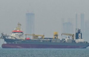 Irã Izinkan Kapal China, Rússia hingga Índia Lewati Selat Hormuz Navios de escolta dos EUA através do Estreito de Ormuz, Irã: estamos esperando