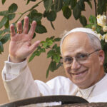 O Papa Leão XIV encontra-se com o Vice-Presidente JD Vance, ao centro, e com o Secretário de Estado Marco Rubio, à esquerda, por ocasião do seu encontro no Vaticano, segunda-feira, 19 de maio de 2025. (Vatican Media via AP)