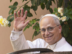 Nem mesmo o Papa pode tolerar Trump e Vance O Papa Leão XIV encontra-se com o Vice-Presidente JD Vance, ao centro, e com o Secretário de Estado Marco Rubio, à esquerda, por ocasião do seu encontro no Vaticano, segunda-feira, 19 de maio de 2025. (Vatican Media via AP)