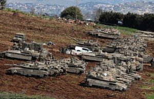 Netanyahu ampliará a invasão do Líbano – dizendo que o Hezbollah “ainda pode disparar foguetes contra nós” Israel enviou tropas para o sul do Líbano numa tentativa de destruir o Hezbollah. (Foto: tanques israelenses concentrados na fronteira norte com o Líbano)