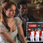 Francesca Bridgerton (Hannah Dodd) em um vestido azul claro e John Stirling (Victor Alli) em um terno preto com um jornal.