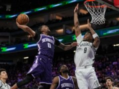 Nets caem para Kings após reviravolta brutal na posse final quando a derrapagem atinge sete Malik Monk tenta enterrar para o Sacramento Kings enquanto EJ Liddell do Brooklyn Nets defende.