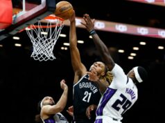 Nets encerram sequência de 10 derrotas consecutivas com vitória sobre Kings que prejudica as chances de draft na loteria O jogador do Brooklyn Nets, Noah Clowney (21), atirando sobre os jogadores do Sacramento Kings, Devin Carter (22) e Daeqwon Plowden (29).