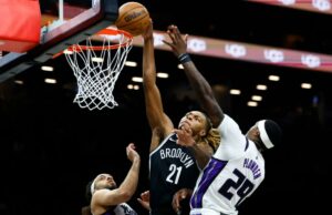 Nets encerram sequência de 10 derrotas consecutivas com vitória sobre Kings que prejudica as chances de draft na loteria O jogador do Brooklyn Nets, Noah Clowney (21), atirando sobre os jogadores do Sacramento Kings, Devin Carter (22) e Daeqwon Plowden (29).